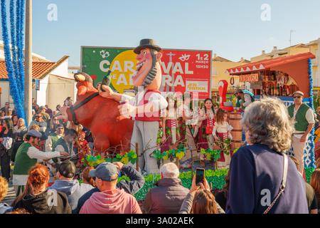 Altura, Portogallo, 1 marzo 2025. Vivace sfilata di carnevale ad altura, Portogallo, con un galleggiante decorativo e costumi tradizionali. Foto Stock