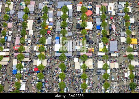 Vista aerea, Duisburg-Nord, mercato delle pulci nel parcheggio del mercato dei mobili di Ikea, bancarelle del mercato delle pulci, forme e colori, Beeck, Duisburg, Ruhr Foto Stock