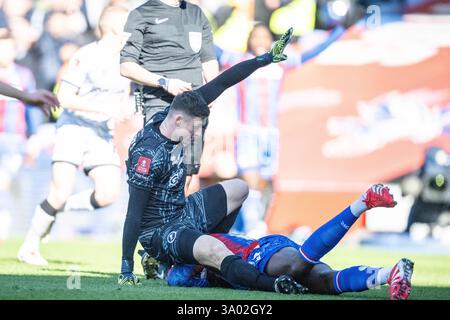 Londra, Regno Unito. 1 marzo 2025. LONDRA, INGHILTERRA - 1 MARZO: Jean-Philippe Mateta infortunato da un calcio in testa dal portiere del Millwall Liam Roberts durante la partita del quinto turno di fa Cup tra Crystal Palace e Millwall al Selhurst Park il 1° marzo 2025 a Londra, Inghilterra. Foto di Sebastian Frej credito: Sebo47/Alamy Live News Foto Stock