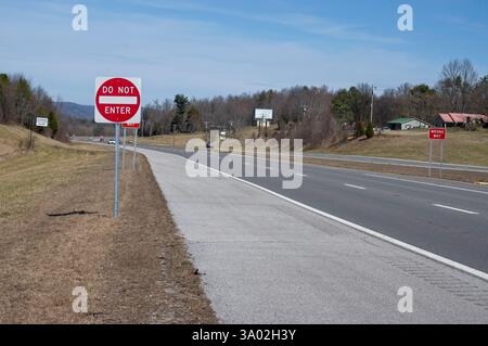 Autostrada rurale divisa con cartello "non entrare" Foto Stock
