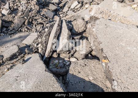 mucchio di macerie di asfalto nelle giornate di sole Foto Stock