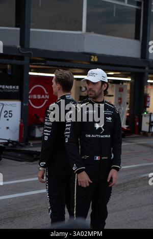 Jean Eric Vergne di Francia e Maximilian Günther di Germania e DS Automobile Penske sulla pit Lane durante i test pre-stagionali a Madrid Foto Stock