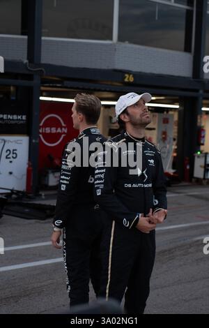 Jean Eric Vergne di Francia e Maximilian Günther di Germania e DS Automobile Penske sulla pit Lane durante i test pre-stagionali a Madrid Foto Stock