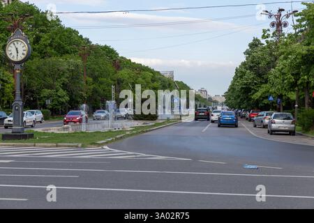 5 maggio 2023 Bucarest Romania palazzo del parlamento e fontane urbane a Piaţa Unirii Foto Stock