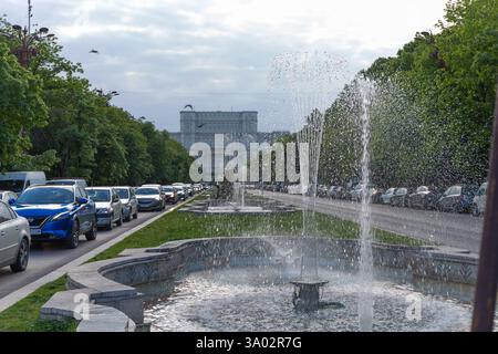 5 maggio 2023 Bucarest Romania palazzo del parlamento e fontane urbane a Piaţa Unirii Foto Stock