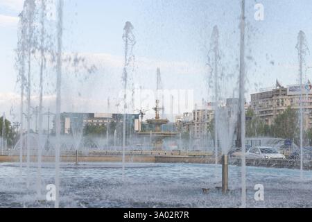 5 maggio 2023 Bucarest Romania. Fontane di fronte al Parlamento della Romania Foto Stock