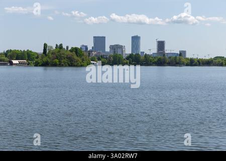 7 maggio 2023 Bucarest, Romania. Vista dal parco Herastrau, il luogo di punta di Bucarest Foto Stock