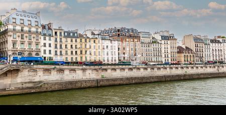 Parigi, Francia - 21 luglio 2010: Argine del fiume Senna meridionale lungo Quai Des Grands Augustins (strada). Edifici, aziende e case con vista. Foto Stock