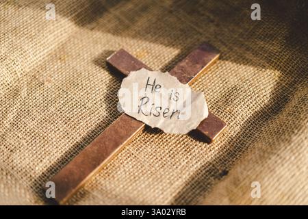 Lui è Risen. La croce come segno di risurrezione. Foto Stock