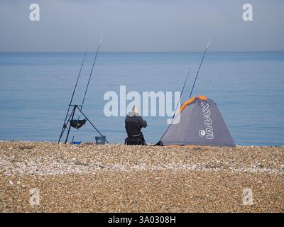 Sheerness, Kent, Regno Unito. 2 marzo 2025. Meteo nel Regno Unito: Cieli azzurri soleggiati e mare calmo per la pesca al largo della spiaggia di Sheerness nel Kent. Crediti: James Bell/Alamy Live News Foto Stock