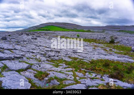Vista panoramica del Burren National Park nella contea di Clare, Irlanda, Un famoso paesaggio carsico con Rolling Hills e formazioni calcaree Foto Stock