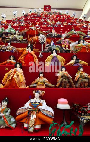 Etwa 1600 traditionelle japanische Hina-Puppen wurden beim jährlichen Puppenfest Hina-Matsuri auf einem 7 Meter hohen Pyramidenständer ausgestellt. HiNA-Matsuri ist ein japanischer Festtag, der jedes Jahr AM 3. März gefeiert wird. In der Zeit vor diesem Tag stellt man auf abgestufte, mit rotem Tuch überzogene Plattformen einen Satz von Puppen, die in traditionelle kimonos gekleidet sind und die Kaiser, Kaiserin, Dienerinnen und Musiker in offizieller Hofkleidung darstellen. Konosu, 02.03.2025 *** circa 1600 bambole Hina tradizionali giapponesi sono state esposte su uno stand piramidale alto 7 metri Foto Stock