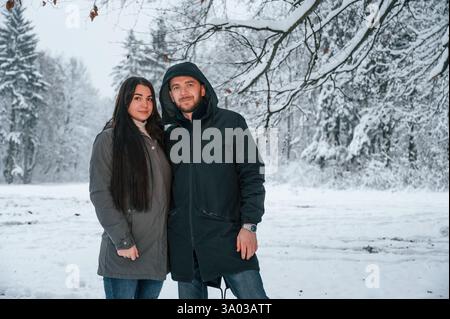 La coppia sta insieme nella foresta invernale. Foto Stock