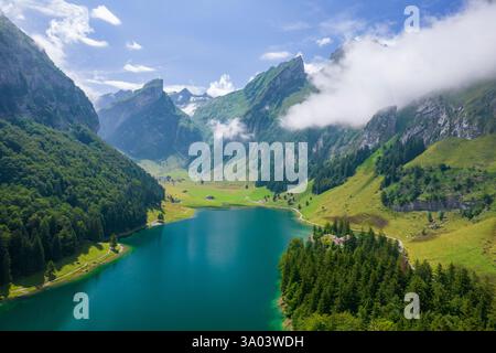 Aerea dello splendido lago di montagna Seealpsee nelle Alpi della Svizzera soleggiato giorno d'estate Foto Stock