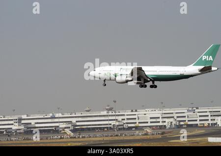 Pakistan international airline piano commerciale in atterraggio a Sahar Aeroporto Aeroporto Internazionale di Chatrapati Shivaji di Bombay Foto Stock