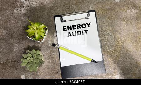 Concetto di audit energetico scrivere su documenti cartacei isolati su un tavolo di legno. Foto Stock