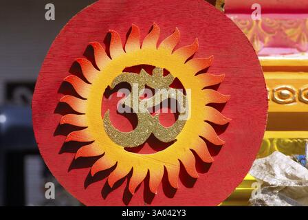 OM montato al sole, simbolo religioso di indù, Pune, Maharashtra, India, Asia Foto Stock
