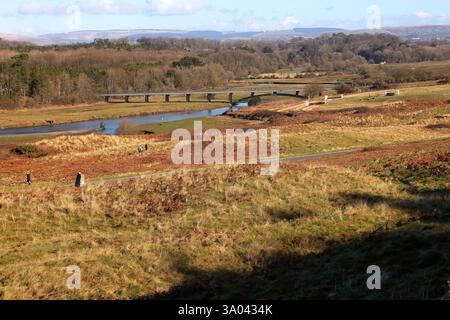 Il ponte di cemento che attraversa l'estuario delle maree di Ogmore, consentendo l'accesso agli autocarri che raccolgono i rifiuti provenienti dagli impianti di trattamento delle acque di Merthyr Mawr. Foto Stock