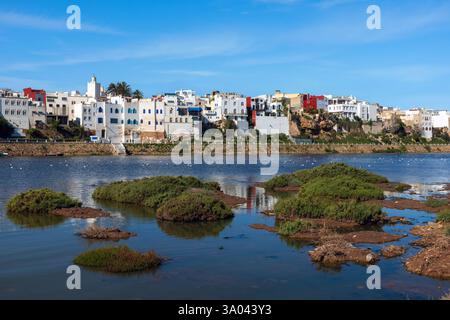 La città marocchina di Azemmour si trova sulla costa atlantica, 75 km a sud-ovest di Casablanca, e si trova sulla riva sinistra del fiume Oum er-Rbia. Foto Stock