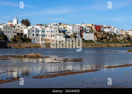 La città marocchina di Azemmour si trova sulla costa atlantica, 75 km a sud-ovest di Casablanca, e si trova sulla riva sinistra del fiume Oum er-Rbia. Foto Stock