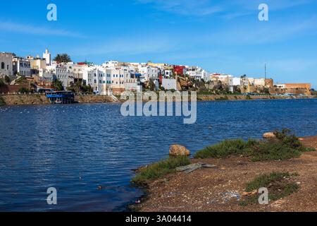 La città marocchina di Azemmour si trova sulla costa atlantica, 75 km a sud-ovest di Casablanca, e si trova sulla riva sinistra del fiume Oum er-Rbia. Foto Stock