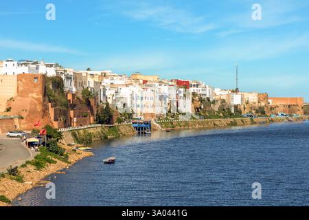 La città marocchina di Azemmour si trova sulla costa atlantica, 75 km a sud-ovest di Casablanca, e si trova sulla riva sinistra del fiume Oum er-Rbia. Foto Stock