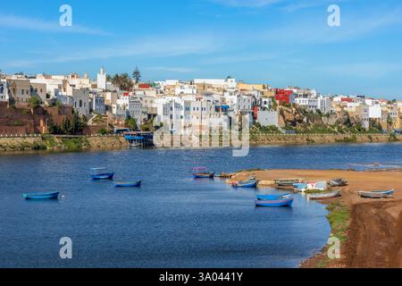 La città marocchina di Azemmour si trova sulla costa atlantica, 75 km a sud-ovest di Casablanca, e si trova sulla riva sinistra del fiume Oum er-Rbia. Foto Stock