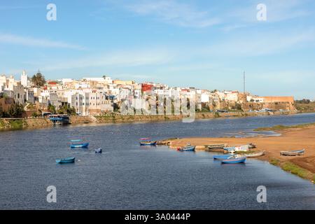 La città marocchina di Azemmour si trova sulla costa atlantica, 75 km a sud-ovest di Casablanca, e si trova sulla riva sinistra del fiume Oum er-Rbia. Foto Stock