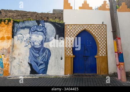 La città marocchina di Azemmour si trova sulla costa atlantica, 75 km a sud-ovest di Casablanca, e si trova sulla riva sinistra del fiume Oum er-Rbia. Foto Stock