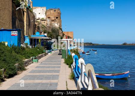 La città marocchina di Azemmour si trova sulla costa atlantica, 75 km a sud-ovest di Casablanca, e si trova sulla riva sinistra del fiume Oum er-Rbia. Foto Stock