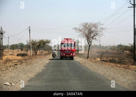 Autobus turistico che si trova sull'autostrada Bhopal a Madhya Pradesh, India, Asia Foto Stock