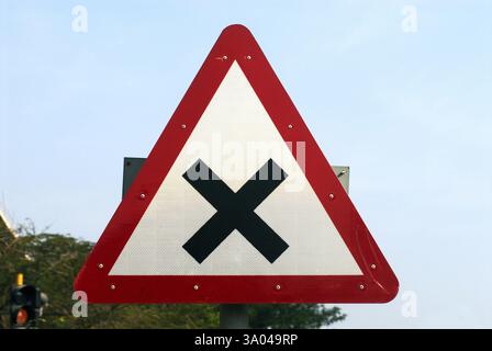 Attraversa la strada davanti al cartello del dipartimento di polizia stradale a Ganeshkhind Road, Pune, Maharashtra, India, Asia Foto Stock