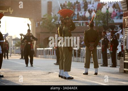 I soldati delle forze di sicurezza di frontiera indiane e la controparte pakistana si preparano per la cerimonia del cambio della guardia al confine di Wagah Foto Stock