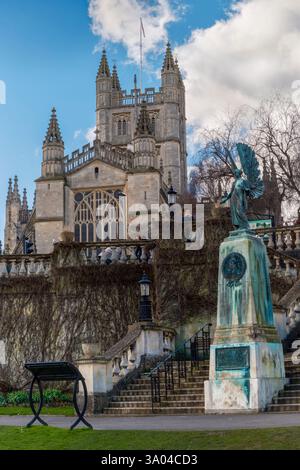 Bath, Somerset - Inghilterra. Il lato est dell'abbazia sorge sopra la statua del re Edoardo VII "il Peacemaker" nei Parade Gardens nella splendida città di Oddio Foto Stock
