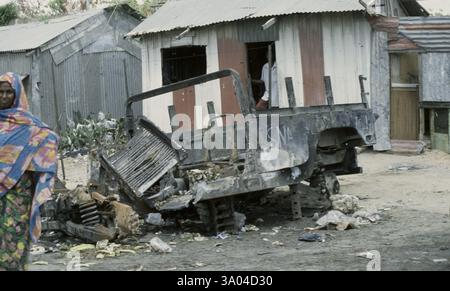 25 ottobre 1993 i resti di un Humvee dell'esercito americano, distrutto quando una bomba fu detonata dall'SNA (Somali National Alliance) l'8 agosto 1993 a Mogadiscio. Quattro soldati americani sono morti nell'attacco rendendolo l'attacco più letale alle truppe statunitensi dal loro arrivo in Somalia. Foto Stock
