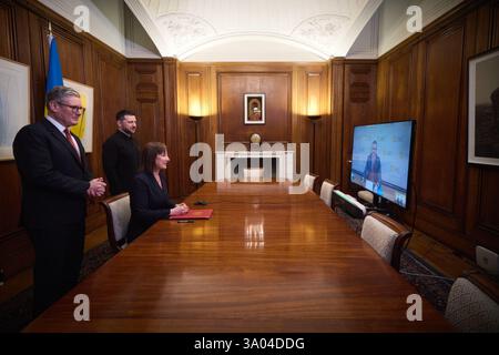 Londra, Regno Unito. 1 marzo 2025. Con il ministro delle Finanze ucraino Sergii Marchenko che guarda online, U. K Cancelliere dello Scacchiere Rachel Reeves, centro, firma garanzie sui prestiti per l'Ucraina al n. 10 Downing Street, 1 marzo 2025 a Londra, Regno Unito. Il presidente ucraino Volodymyr Zelenskyy, a destra, e il primo ministro britannico Keir Starmer, a sinistra, guardano durante il processo. Credito: Pool Photo/Ufficio Stampa Presidenziale ucraino/Alamy Live News Foto Stock