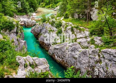 Incredibile gola del fiume Soca nelle Alpi slovene. Grande Gola dei Soci (Velika korita SOCE), Parco Nazionale del Triglav, Slovenia. Grande canyon del fiume Soca, Bovec, Foto Stock