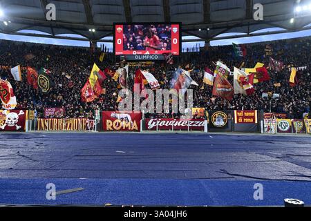 Roma, Italia. 2 marzo 2025. Tifosi dell'A.S. Roma la 27a giornata del Campionato di serie A tra A.S. Roma e Como 1907 allo Stadio Olimpico il 2 marzo 2025 a Roma, Italia. Crediti: Domenico Cippitelli/Alamy Live News Foto Stock