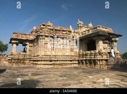 Tempio Virupaksha VIII secolo in architettura dravidica costruito dalla regina Lokamahadevi Pattadakal, Karnataka, India, Asia Foto Stock