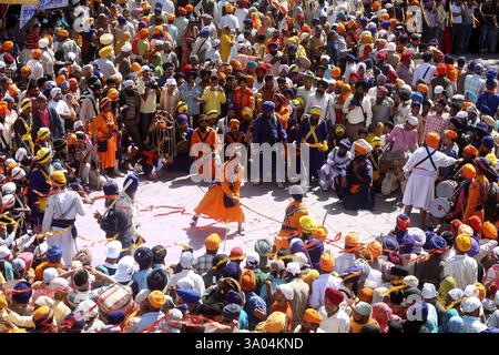 Nihang o guerrieri Sikh eseguono acrobazie con spade in durante la hola Mohalla celebrazioni a Anandpur sahib in Rupnagar Foto Stock