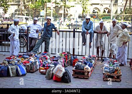 Dabbawallas con pranzo scatole del Maharashtra Mumbai India Asia Foto Stock