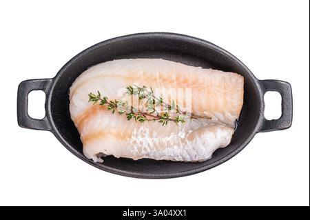 Filetto di merluzzo crudo incontaminato, in attesa di essere marinato e cucinato alla perfezione per una deliziosa esperienza culinaria. isolato su sfondo bianco. vista dall'alto. Foto Stock