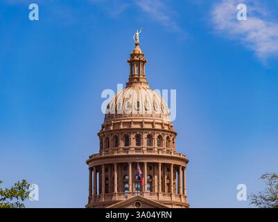 Vista esterna soleggiata dello splendido e storico palazzo del governo del Texas ad Austin. Foto Stock