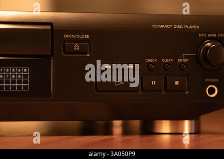 Lettore compact disc dallo stile retrò con dettagli ravvicinati di pulsanti di comando ed etichette, che mettono in risalto l'estetica tecnologica. Foto Stock