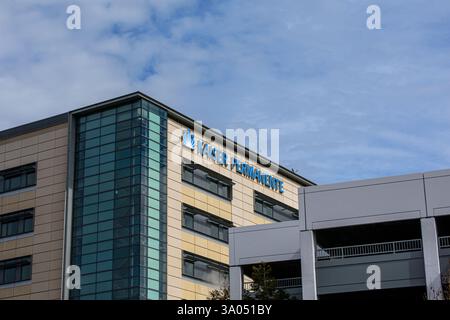 Esterno dell'edificio della struttura ospedaliera permanente Kaiser. - Redwood City, California, USA - 23 febbraio 2025 Foto Stock