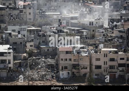 Tulkarm, Palestina. 2 marzo 2025. Il fumo sale dalle case palestinesi nel campo profughi di Nur Shams a est di Tulkarm, nel mezzo di un'offensiva di settimane nella Cisgiordania occupata. Israele ha lanciato una grande incursione militare nella Cisgiordania occupata che ha sfollato più di 40.000 palestinesi e distrutto decine di case. Credito: SOPA Images Limited/Alamy Live News Foto Stock