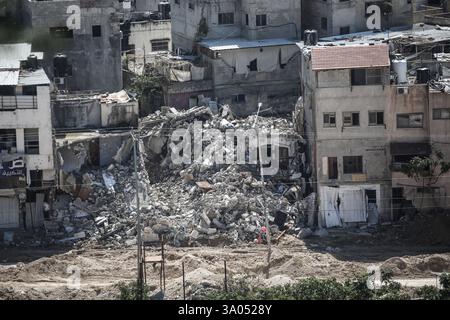 Tulkarm, Palestina. 2 marzo 2025. Un bulldozer militare israeliano demolisce le case palestinesi nel campo profughi di Nur Shams a est di Tulkarm nel mezzo di un'offensiva di una settimana nella Cisgiordania occupata. Israele ha lanciato una grande incursione militare nella Cisgiordania occupata che ha sfollato più di 40.000 palestinesi e distrutto decine di case. Credito: SOPA Images Limited/Alamy Live News Foto Stock