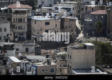 Tulkarm, Palestina. 2 marzo 2025. Un bulldozer militare israeliano demolisce le case palestinesi nel campo profughi di Nur Shams a est di Tulkarm nel mezzo di un'offensiva di una settimana nella Cisgiordania occupata. Israele ha lanciato una grande incursione militare nella Cisgiordania occupata che ha sfollato più di 40.000 palestinesi e distrutto decine di case. Credito: SOPA Images Limited/Alamy Live News Foto Stock