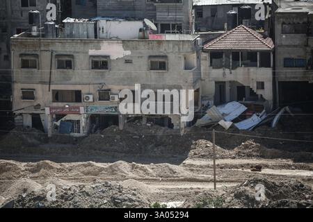Tulkarm, Palestina. 2 marzo 2025. Un bulldozer militare israeliano demolisce le case palestinesi nel campo profughi di Nur Shams a est di Tulkarm nel mezzo di un'offensiva di una settimana nella Cisgiordania occupata. Israele ha lanciato una grande incursione militare nella Cisgiordania occupata che ha sfollato più di 40.000 palestinesi e distrutto decine di case. Credito: SOPA Images Limited/Alamy Live News Foto Stock
