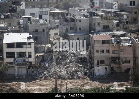 Tulkarm, Palestina. 2 marzo 2025. Un bulldozer militare israeliano demolisce le case palestinesi nel campo profughi di Nur Shams a est di Tulkarm nel mezzo di un'offensiva di una settimana nella Cisgiordania occupata. Israele ha lanciato una grande incursione militare nella Cisgiordania occupata che ha sfollato più di 40.000 palestinesi e distrutto decine di case. Credito: SOPA Images Limited/Alamy Live News Foto Stock